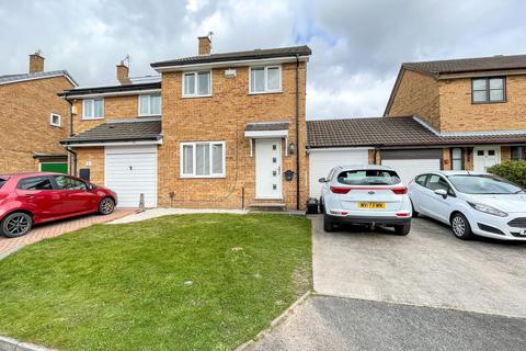 3 bedroom semi-detached house to rent, Redshank Close, Newton-Le-Willows, WA12