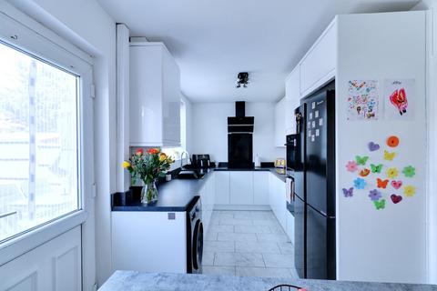 11 Nare Road, Aveley, South Ockendon, RM15 4RB