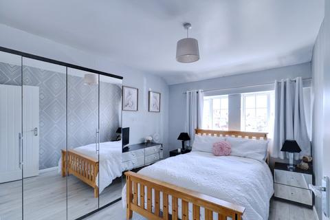 11 Nare Road, Aveley, South Ockendon, RM15 4RB