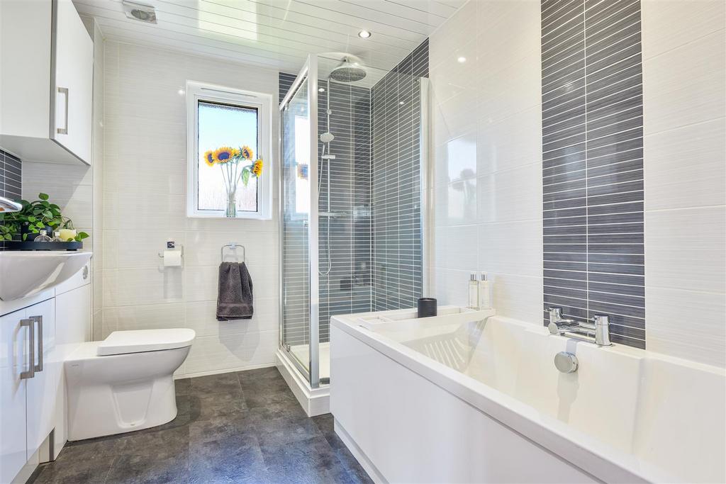22- Bathroom.jpg