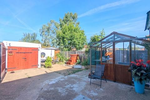 2 bedroom maisonette to rent, Oak Way, Feltham, TW14