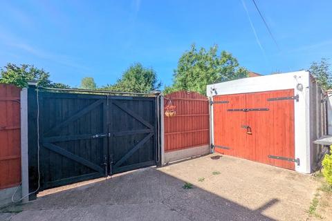 2 bedroom maisonette to rent, Oak Way, Feltham, TW14