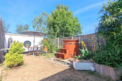 2 bedroom maisonette to rent, Oak Way, Feltham, TW14