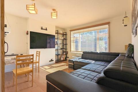 2 bedroom maisonette to rent, Oak Way, Feltham, TW14