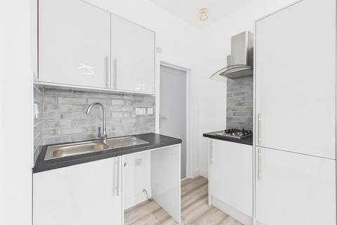 Studio to rent, Fairfield Crescent, Edgware, HA8
