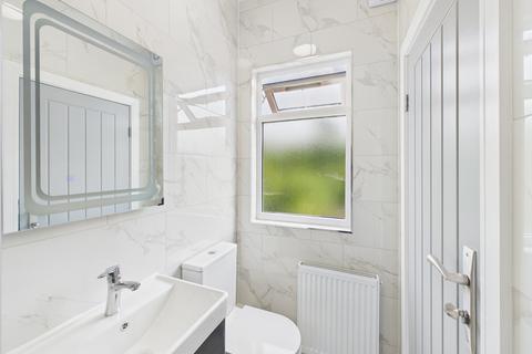 Studio to rent, Fairfield Crescent, Edgware, HA8