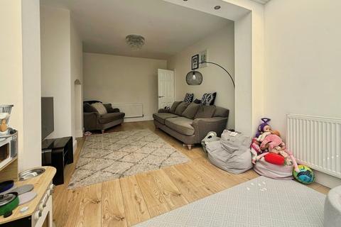3 bedroom semi-detached house to rent, Dean Lane, Stockport SK7