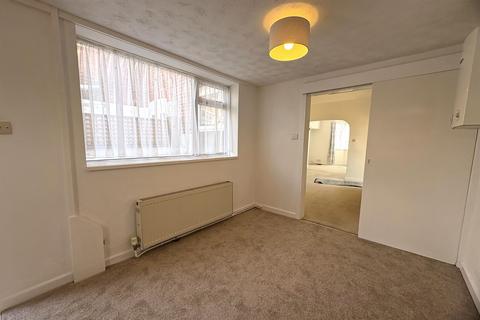2 bedroom end of terrace house to rent, Sutton Poyntz
