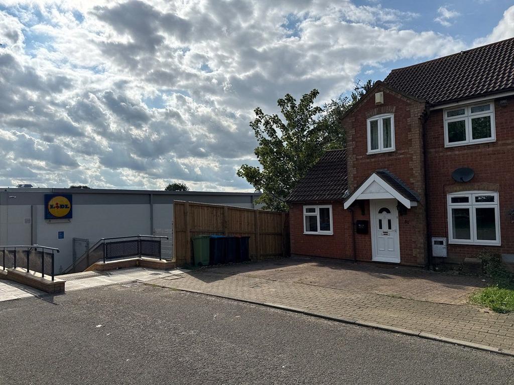 4-Bedroom Semi-Detached House with Garden &amp; Parki
