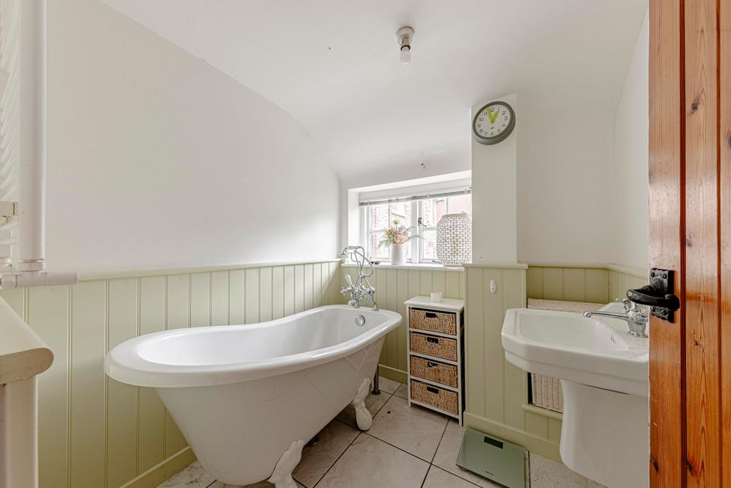 Bathroom W.C (1)