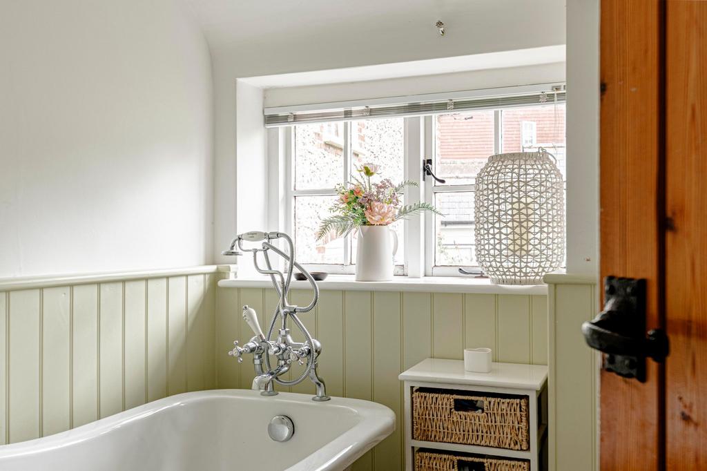 Bathroom W.C (2)