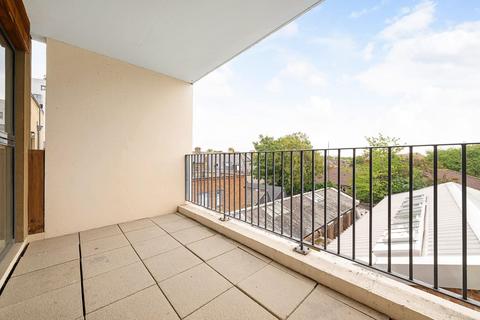 3 bedroom flat for sale, Carpenters Place, London SW4
