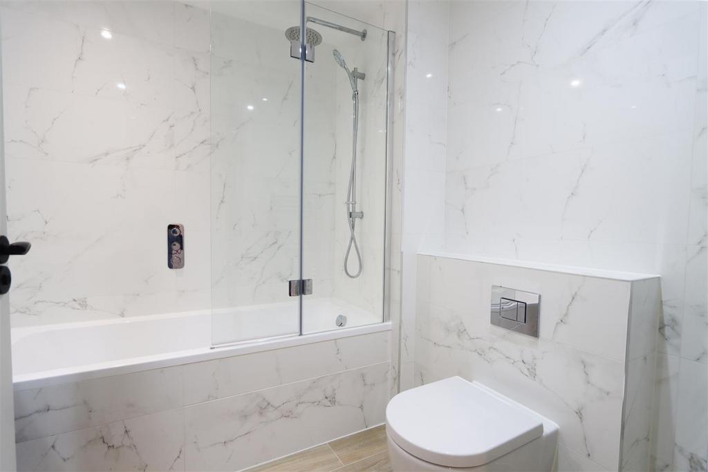 Master ensuite edit .jpg