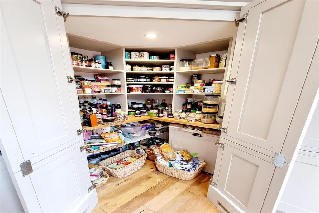 Integrated pantry cupboard