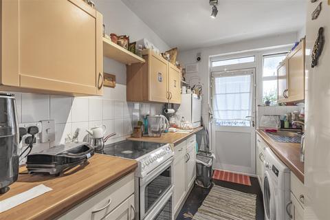 2 bedroom flat for sale, St. Leonards Court, East Sheen, SW14