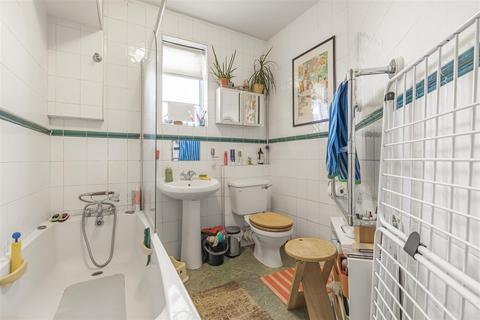 2 bedroom flat for sale, St. Leonards Court, East Sheen, SW14