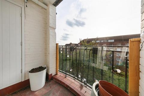3 bedroom flat for sale, Iron Mill Road, SW18