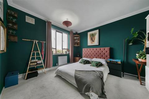 3 bedroom flat for sale, Iron Mill Road, SW18