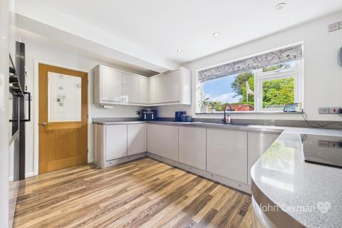 3 Greenfinch Close, Uttoxeter, ST14 8UB