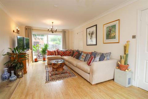 2 Derbyfields, North Warnborough, Hook, RG29 1HH