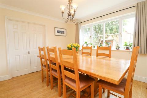 2 Derbyfields, North Warnborough, Hook, RG29 1HH