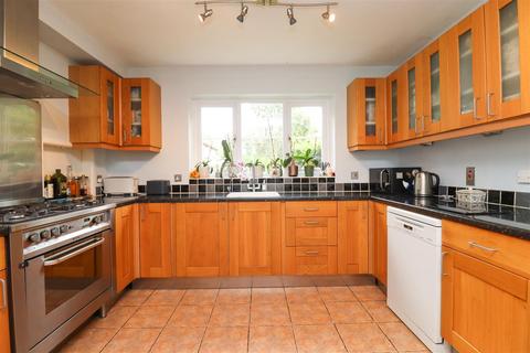 2 Derbyfields, North Warnborough, Hook, RG29 1HH