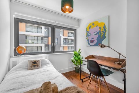 3 bedroom flat to rent, Lambarde Square, London