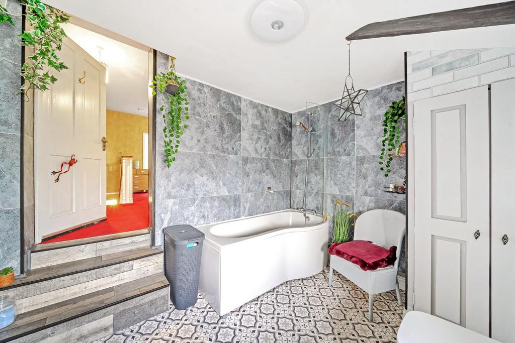 2nd view BATHROOM.JPG