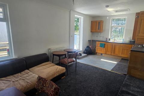 2 bedroom apartment to rent - Corporation Road, Cardiff CF11