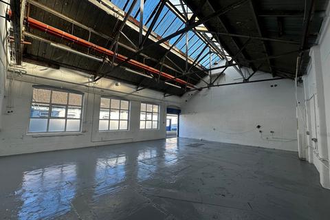 Warehouse to rent, Leagrave Rd Luton LU3 1RJ