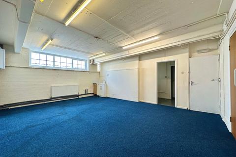 Warehouse to rent, Leagrave Rd Luton LU3 1RJ
