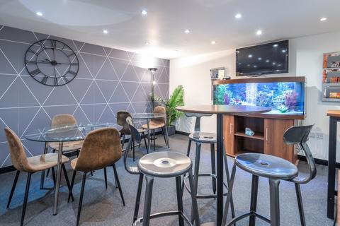 Office to rent, Oakcroft Rd Chessington KT9 1BD