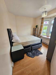 1 bedroom in a house share to rent, pembroke avenue, stanford-le-hope SS17