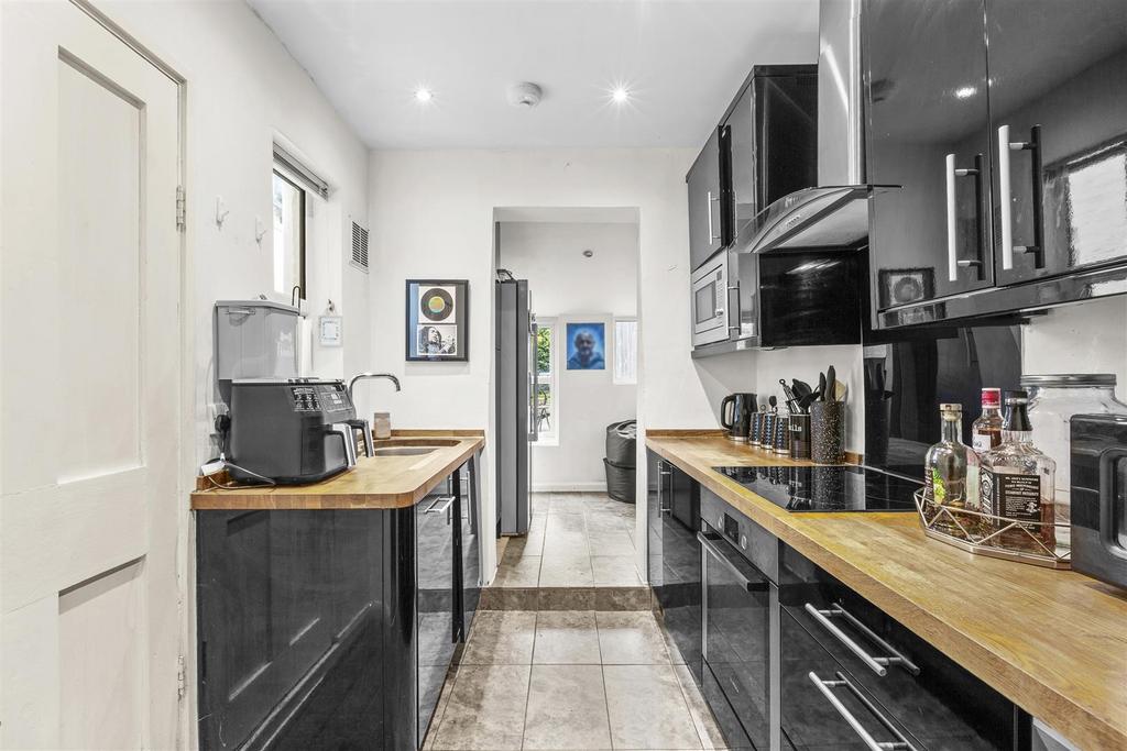 107 Amersham Road, HP13 5 AD-7.jpg