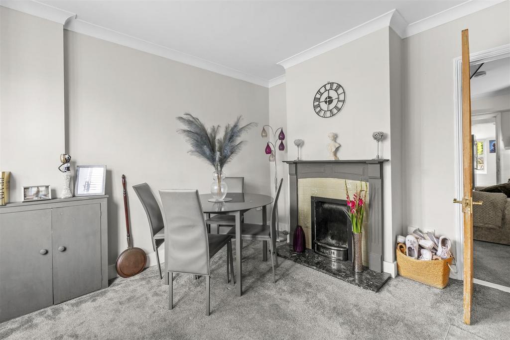 107 Amersham Road, HP13 5 AD-1.jpg