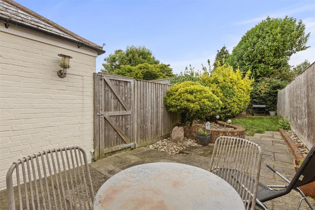 107 Amersham Road, HP13 5 AD-9.jpg