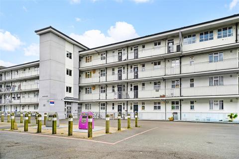 3 bedroom flat for sale, Hector House, Old Bethnal Green Road, London