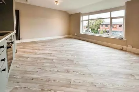 2 bedroom flat to rent - View 4