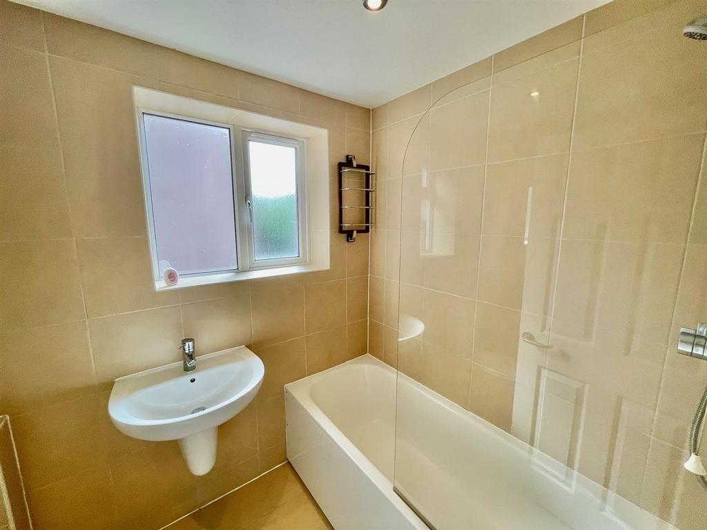 77 Church Rd Bathroom 2.jpg