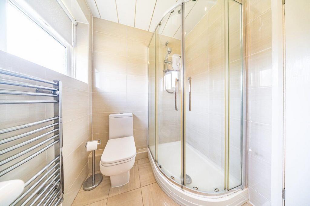 38 Egerton Road shower room 2.jpg