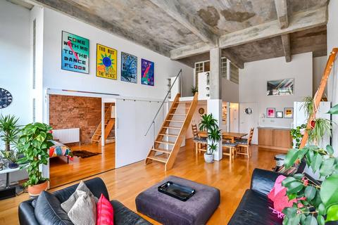 3 bedroom flat to rent, Theydon Road, Clapton, London, E5