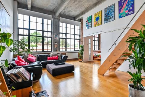 3 bedroom flat to rent, Theydon Road, Clapton, London, E5