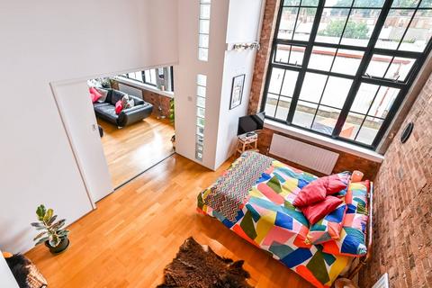 3 bedroom flat to rent, Theydon Road, Clapton, London, E5