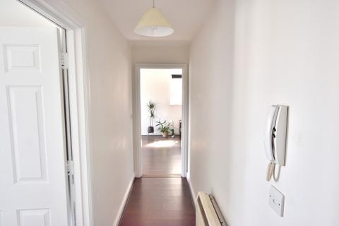 2 bedroom flat to rent, High Road, Wood Green, London. N22