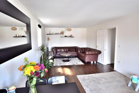 2 bedroom flat to rent, High Road, Wood Green, London. N22