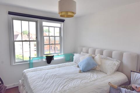 2 bedroom flat to rent, High Road, Wood Green, London. N22