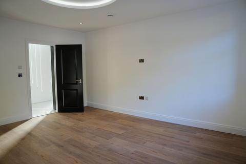 4 bedroom semi-detached house to rent, Lampton Road, Hounslow TW3