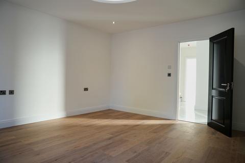 4 bedroom semi-detached house to rent, Lampton Road, Hounslow TW3