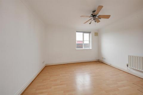 2 bedroom apartment to rent, Regents Gate House, Horseferry Road, E14