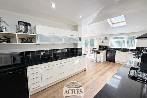 4 bedroom detached house for sale, Thornhill Park, Streetly